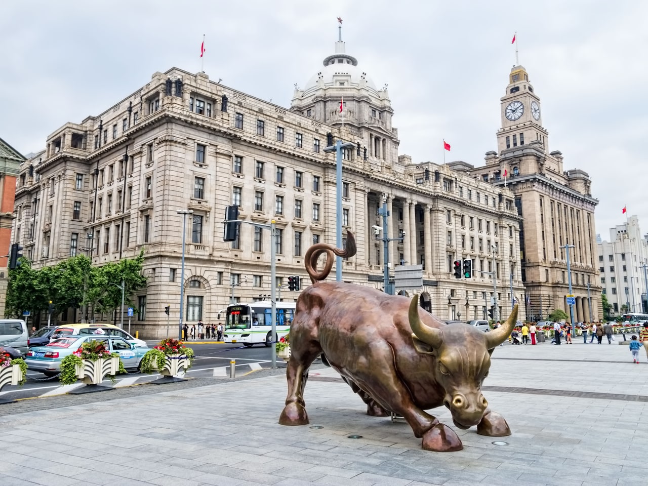 The Bund promenade, bull sculpture and historic waterfront buildings